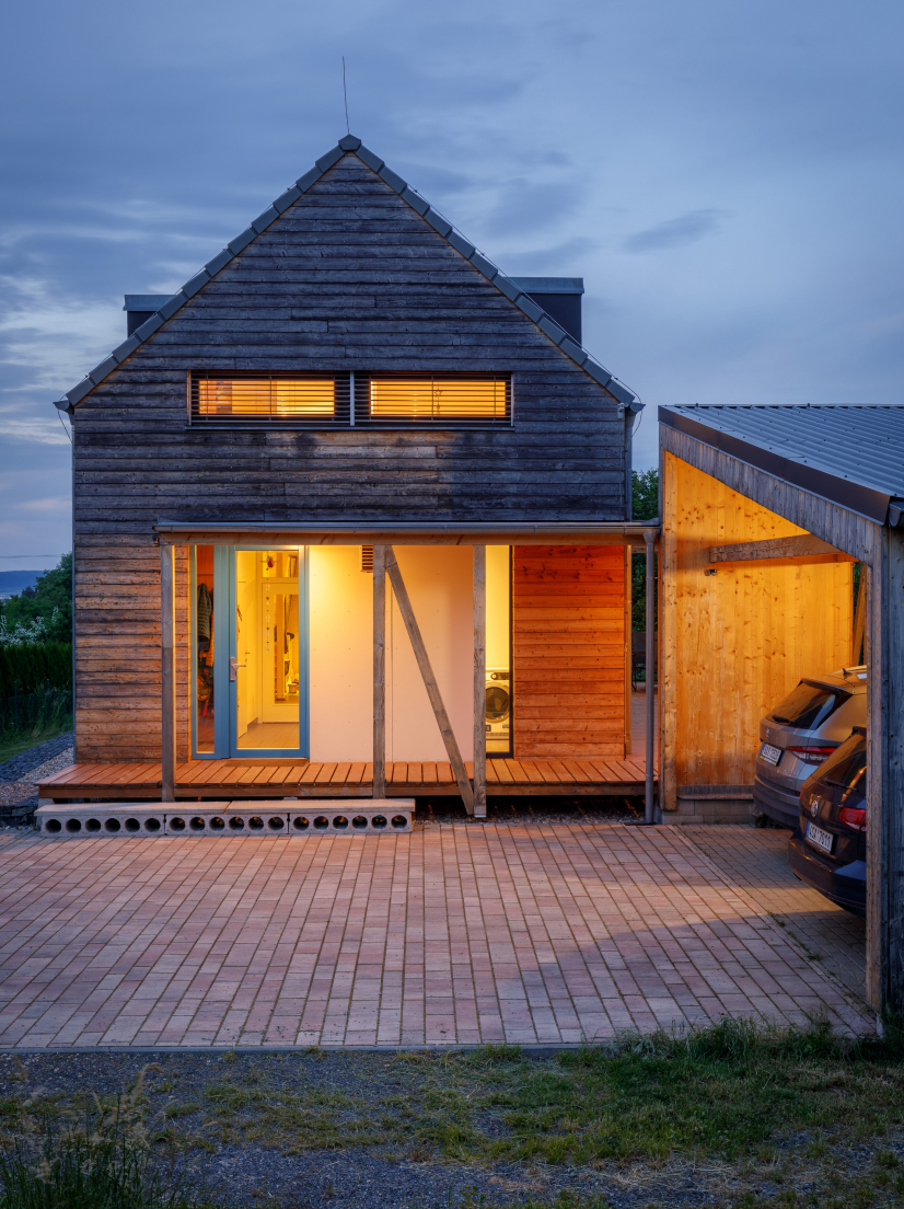 Garáž a Vchod Do Domu