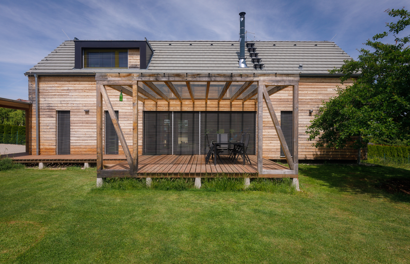 Pohled Na Dřevostavbu Ze Zahrady